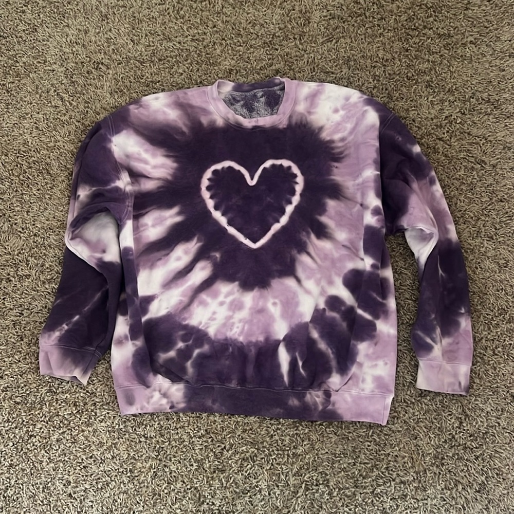 Urban Outfitters Purple Tie-Dye Heart Sweatshirt - Size Women’s Medium